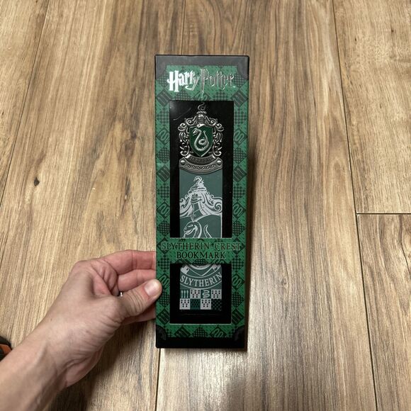 New The Noble Collection Harry Potter Slytherin Crest Bookmark - Picture 1 of 4